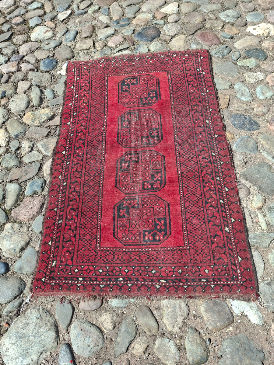 Discover our red Bokhara rug, perfectly sized at 129x81cm for any room. Ideal for adding a vibrant, unique touch. Order yours today and transform your space!