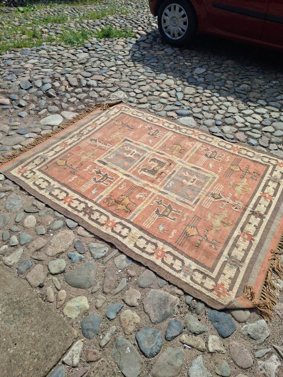 Discover our range of authentic, old African tribal rugs. Sized at 185x130cm, these unique pieces will transform any space. Shop now for exclusive deals.