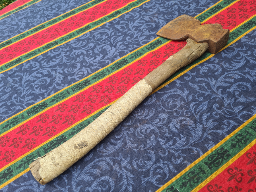 Discover our 19th century wood axe collection, with a robust 64 cm handle. Shop now to add historical elegance to your toolkit! You won't be disappointed.