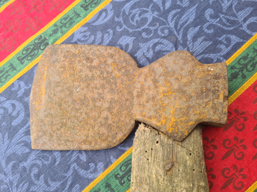 Discover our 19th century wood axe collection, with a robust 64 cm handle. Shop now to add historical elegance to your toolkit! You won't be disappointed.