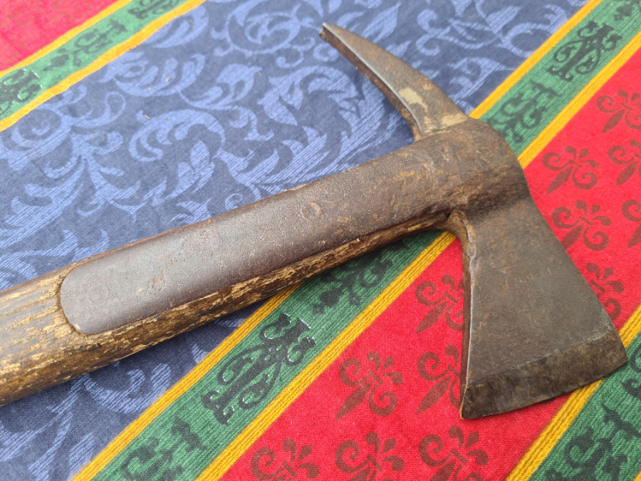 Discover our collection of WWII memorabilia, featuring a beautiful Fire Auxiliary Service fireman's axe. Uncover its origins and unique specifications today!