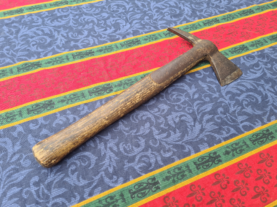 Discover our collection of WWII memorabilia, featuring a beautiful Fire Auxiliary Service fireman's axe. Uncover its origins and unique specifications today!