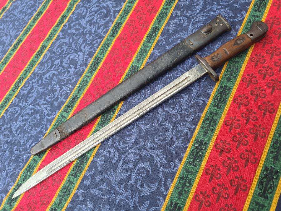 Discover our classic 1916 Sanderson 1907 SMLE bayonet, meticulously bend-tested by Enfield. Browse our collection and buy this historic piece today.