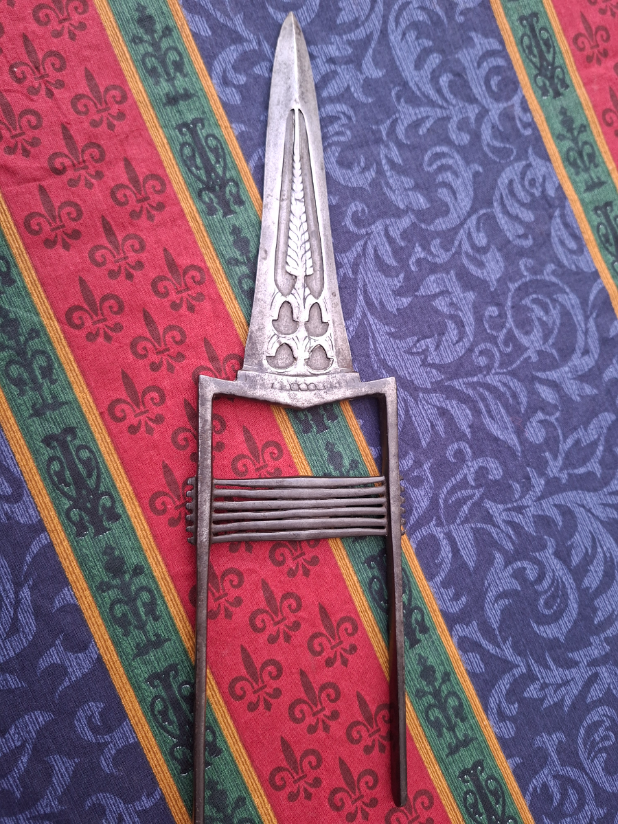 Explore North Indian Katar blades at our online store! Act now and discover unique, well-preserved piercing weapons from Ulwar, Tonk, and more. Make it yours today!