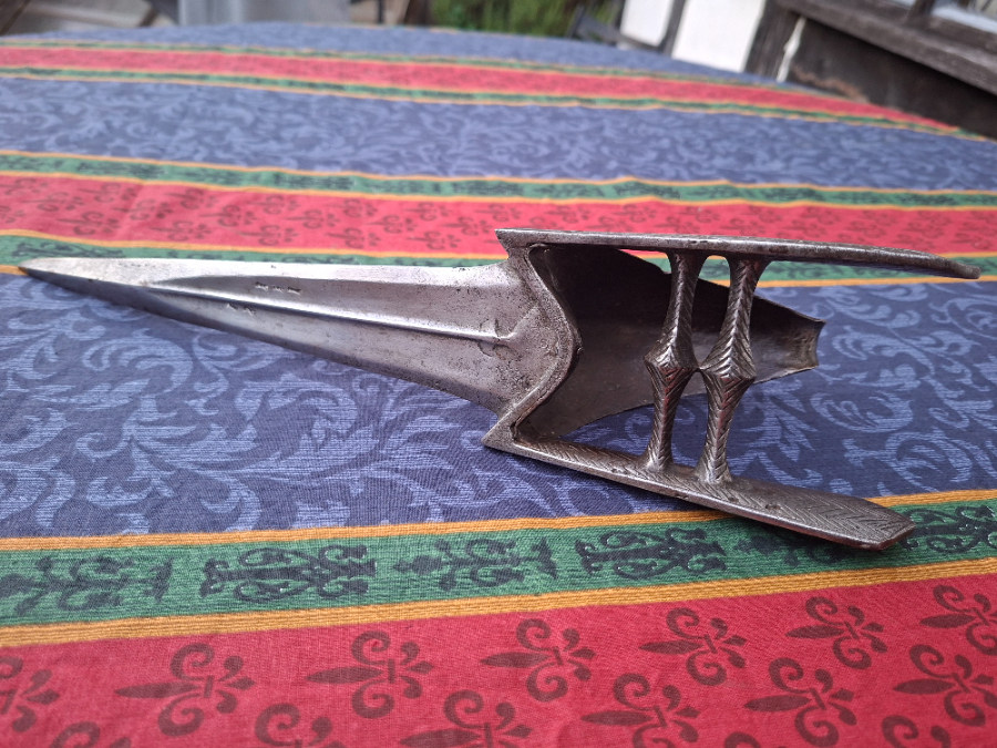 Discover the history & artistry of the 18th-19th century Hooded Punch-Dagger from South India. Dive into its specifications and order your Katar today!