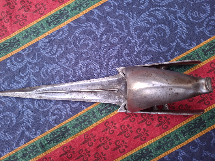 Discover the history & artistry of the 18th-19th century Hooded Punch-Dagger from South India. Dive into its specifications and order your Katar today!