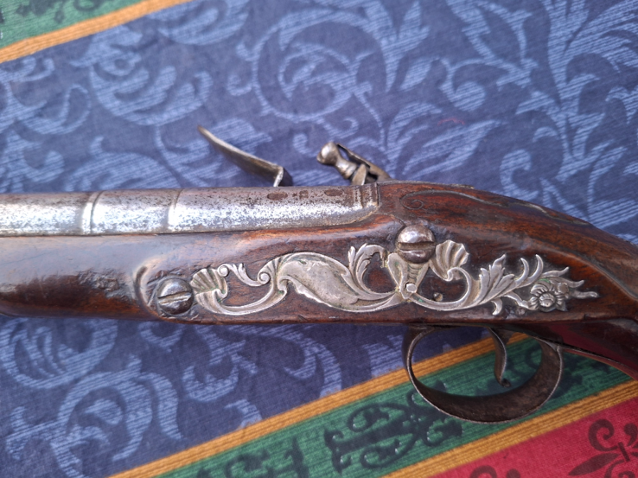 Discover our unique collection of Flintlock Pistols, featuring the exquisite Roe-stamped model with a 180 mm barrel. Get yours today and own a piece of history!