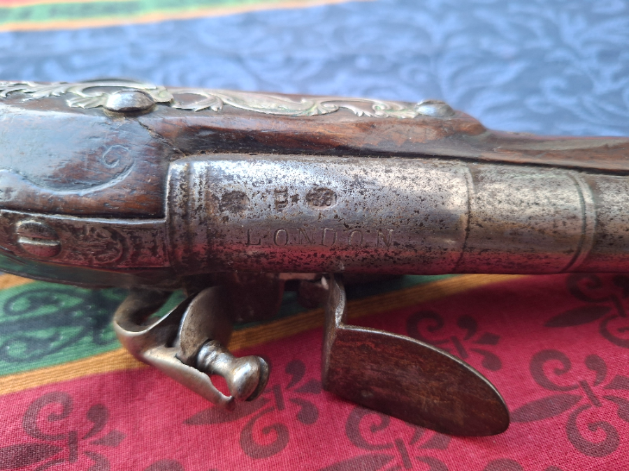 Discover our unique collection of Flintlock Pistols, featuring the exquisite Roe-stamped model with a 180 mm barrel. Get yours today and own a piece of history!