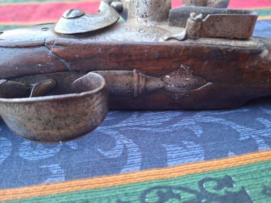 Discover our unique collection of Flintlock Pistols, featuring the exquisite Roe-stamped model with a 180 mm barrel. Get yours today and own a piece of history!