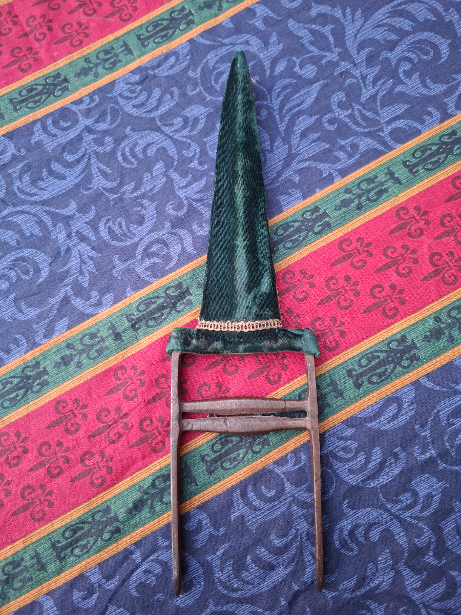 Discover our collection of Indian Katar daggers! Features include a 34cm double-edged blade, unique red & green velvet scabbard. Shop now and add authenticity to your collection!