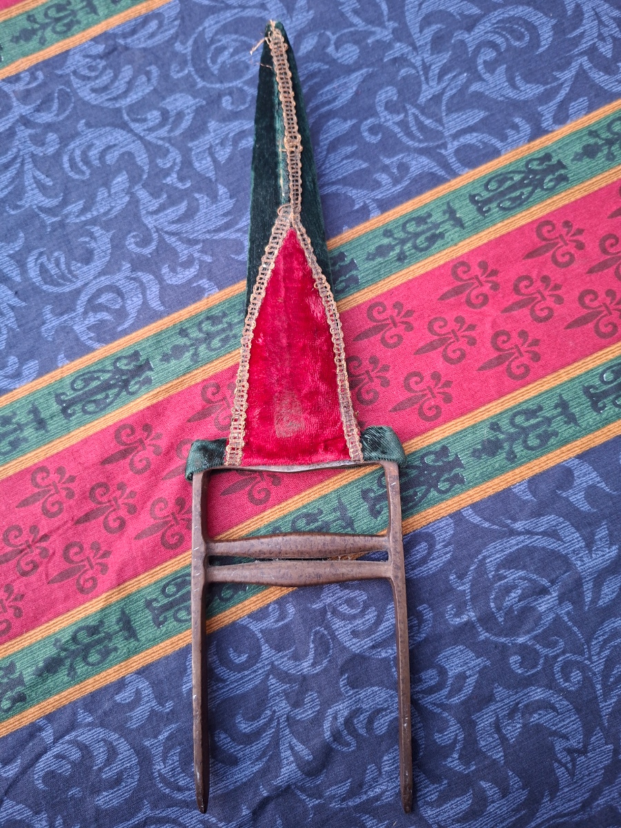 Discover our collection of Indian Katar daggers! Features include a 34cm double-edged blade, unique red & green velvet scabbard. Shop now and add authenticity to your collection!