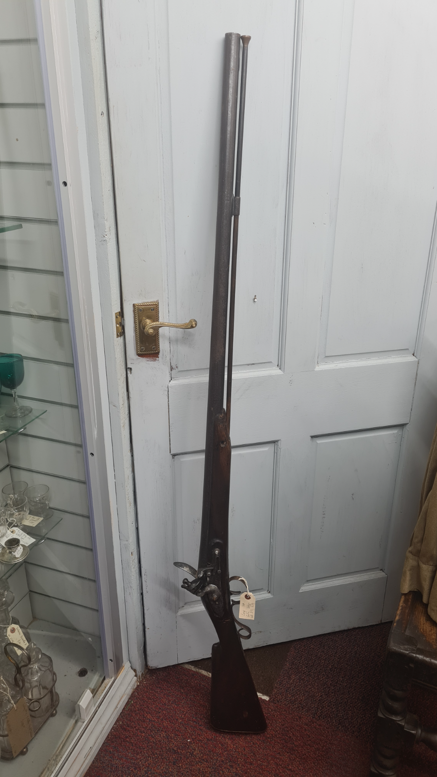 Discover our 1789 8-bore flintlock shotgun by Lopp, featuring an EIC lock. Delve into history with this large piece. Explore and buy now!