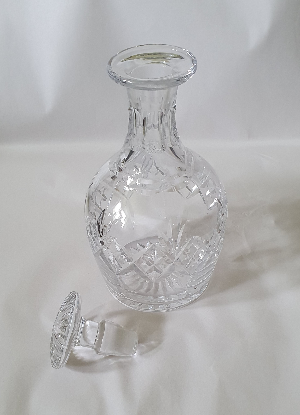 Shop our vintage cut lead crystal decanter for your spirits and liqueurs. No chips or cracks & stands 20cm high. Upgrade your bar essentials today!