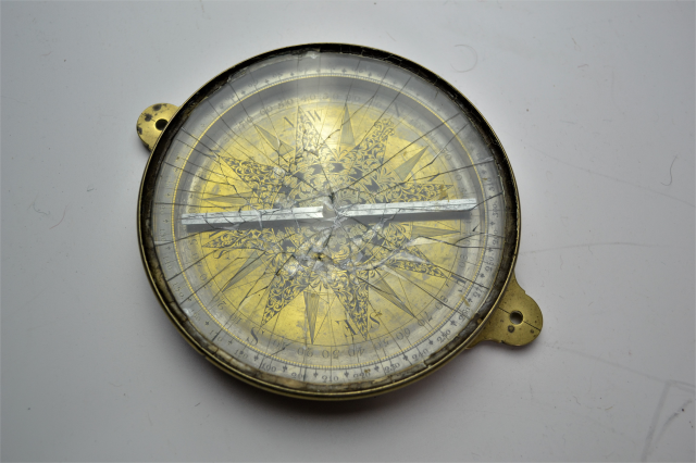 Discover the charm of our late 18th-century brass surveying compass, featuring a rock crystal front! Explore now and connect with history.