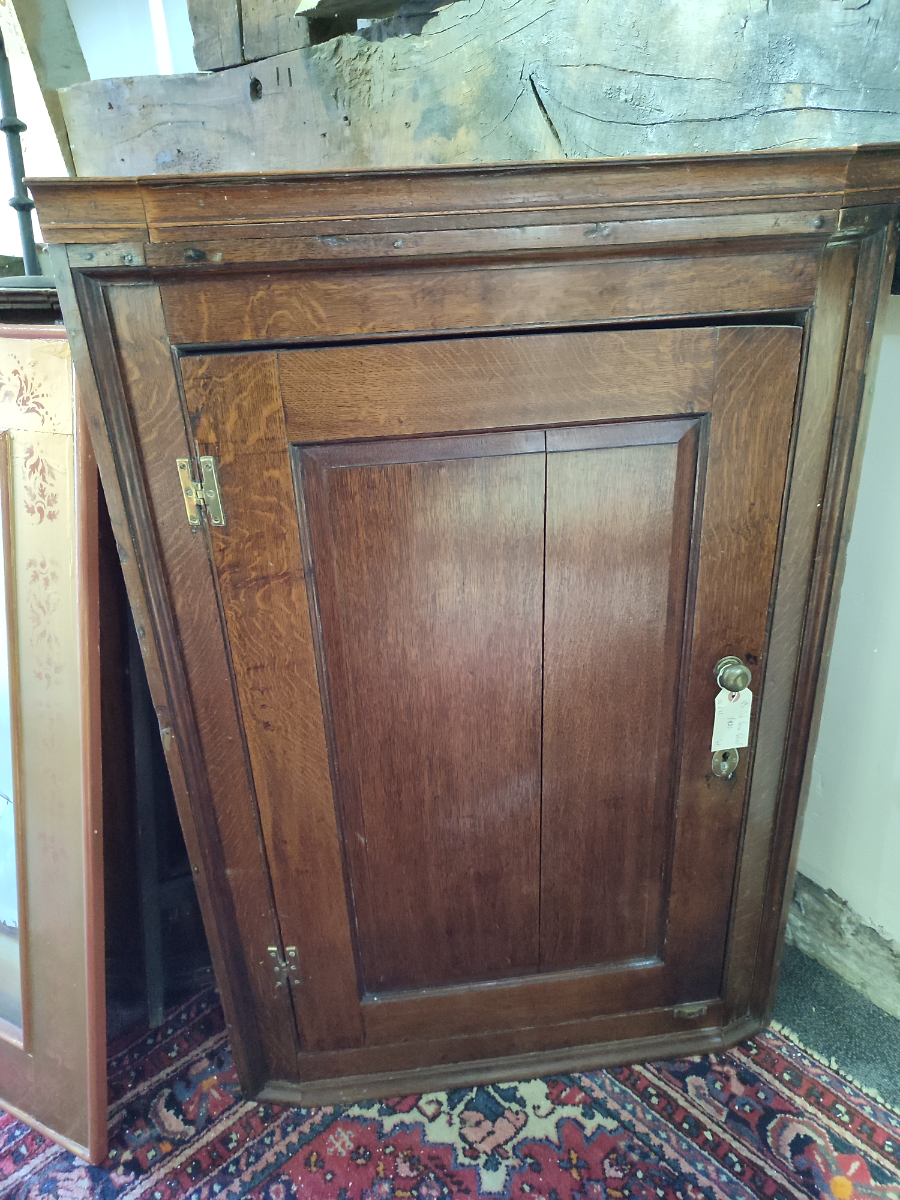 Discover our range of Victorian oak corner cupboards, in excellent condition and perfect for adding a touch of elegance to your home. Size: 43x29. Shop now!