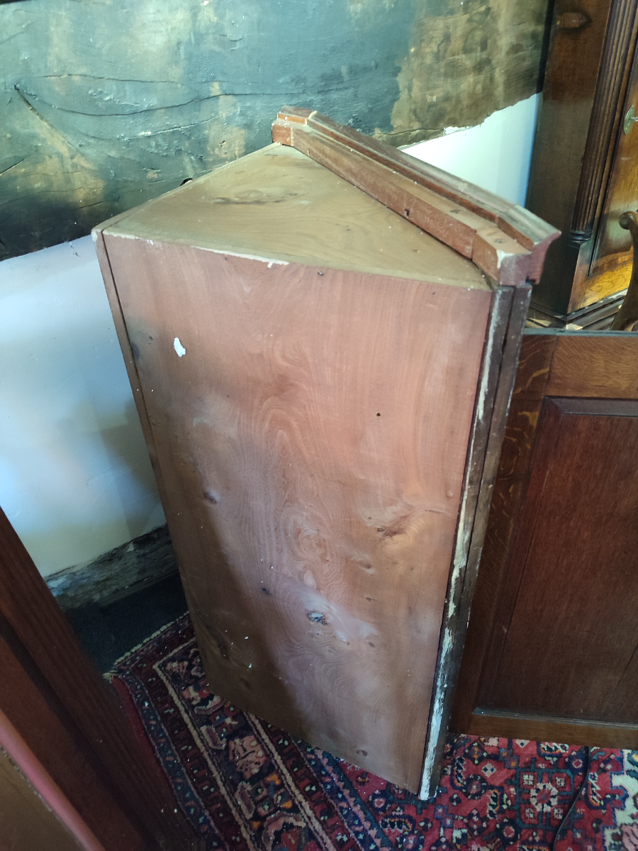 Discover our range of Victorian oak corner cupboards, in excellent condition and perfect for adding a touch of elegance to your home. Size: 43x29. Shop now!