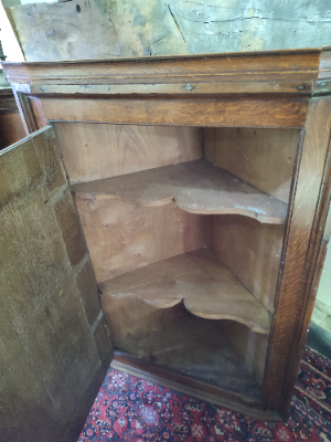 Discover our range of Victorian oak corner cupboards, in excellent condition and perfect for adding a touch of elegance to your home. Size: 43x29. Shop now!