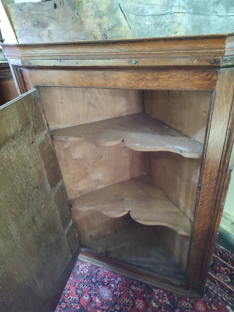 Discover our range of Victorian oak corner cupboards, in excellent condition and perfect for adding a touch of elegance to your home. Size: 43x29. Shop now!