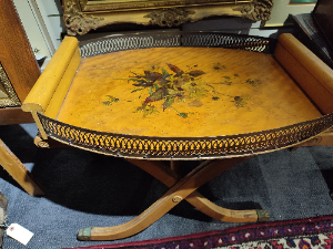 Discover our range of 20th century butler's trays, crafted from light wood but in need of restoration. Start your project today - buy now.