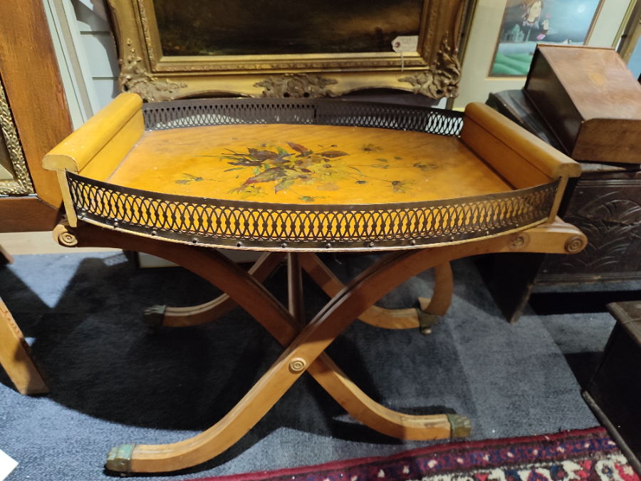 Discover our range of 20th century butler's trays, crafted from light wood but in need of restoration. Start your project today - buy now.