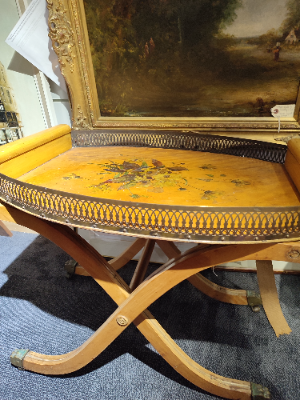 Discover our range of 20th century butler's trays, crafted from light wood but in need of restoration. Start your project today - buy now.