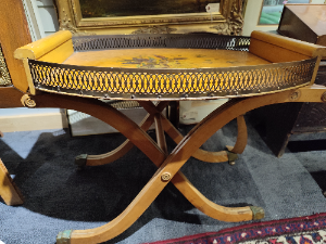 Discover our range of 20th century butler's trays, crafted from light wood but in need of restoration. Start your project today - buy now.