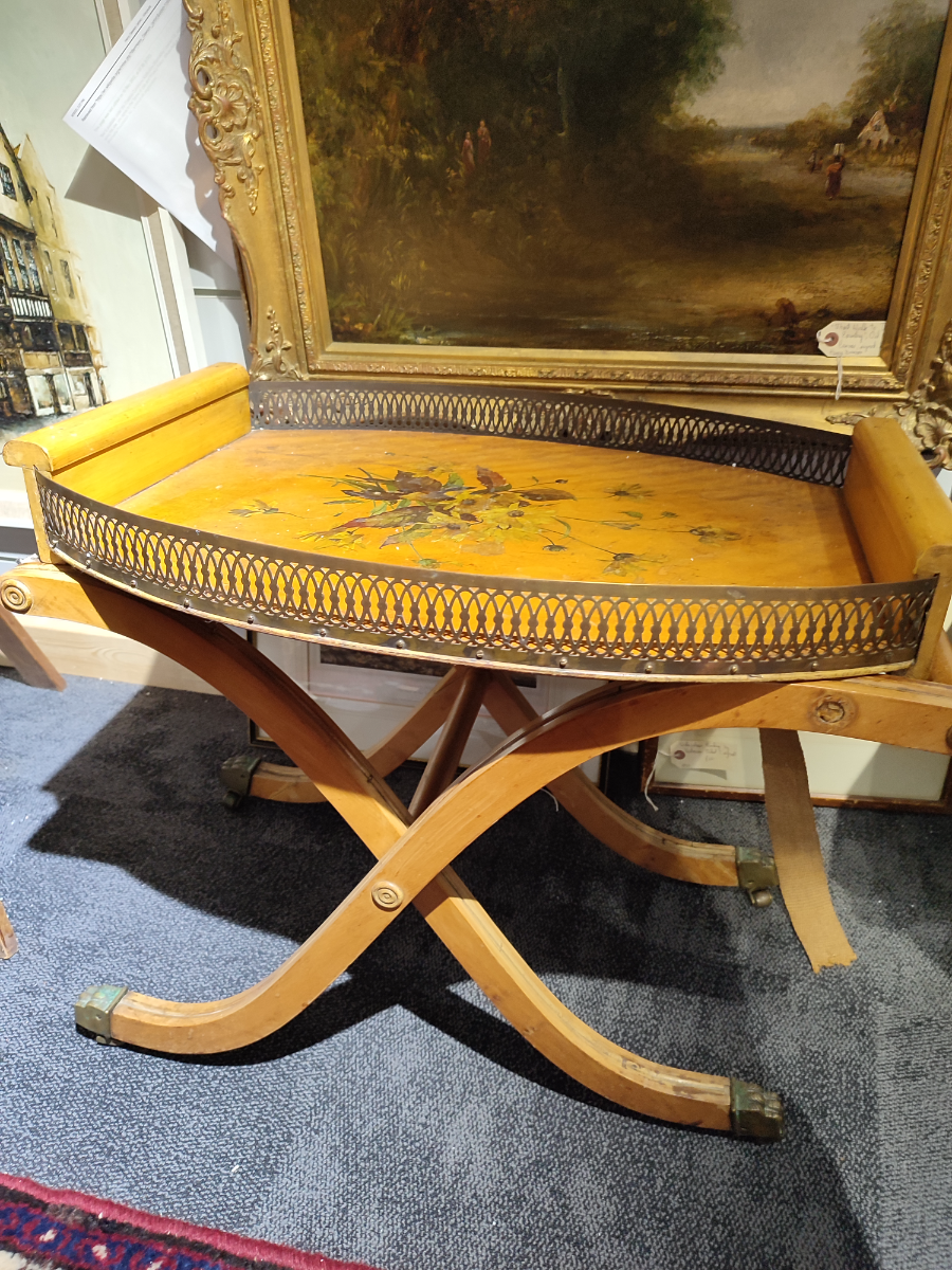 Discover our range of 20th century butler's trays, crafted from light wood but in need of restoration. Start your project today - buy now.