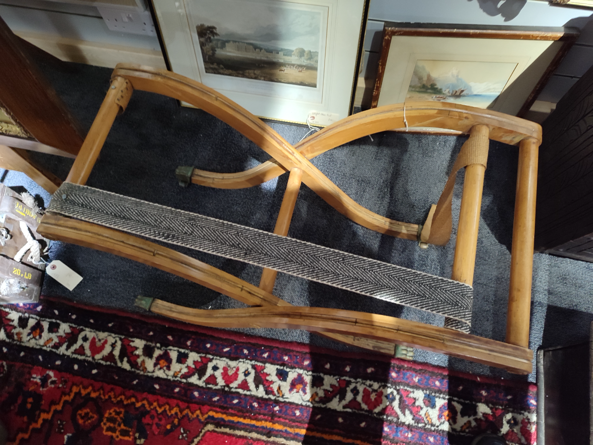 Discover our range of 20th century butler's trays, crafted from light wood but in need of restoration. Start your project today - buy now.