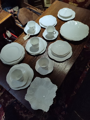 Discover our mid 20th century, 28-piece Shelley tea set in good condition. Unleash the charm of vintage on your table. Shop now!