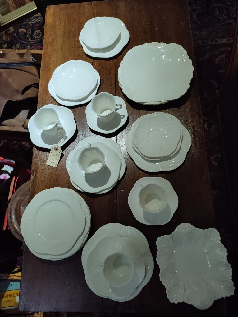 Discover our mid 20th century, 28-piece Shelley tea set in good condition. Unleash the charm of vintage on your table. Shop now!