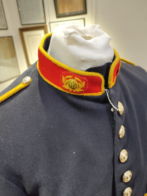 Discover the authentic Royal Marines post 1954 tunic with QEII Crown buttons by Hobson & Sons. Ideal for collectors. Shop now for this unique piece of history!