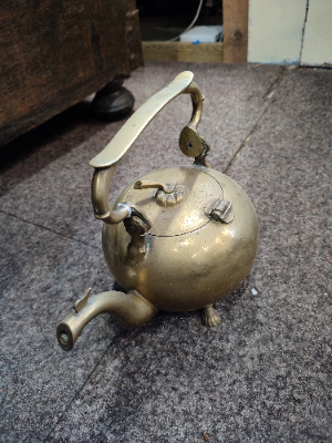 Discover our collection of Brass Victorian Kettles! Handcrafted to perfection, ideal for any vintage decor. Spice up your home today with this timeless piece.