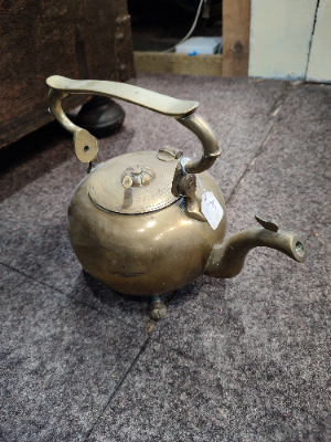 Discover our collection of Brass Victorian Kettles! Handcrafted to perfection, ideal for any vintage decor. Spice up your home today with this timeless piece.