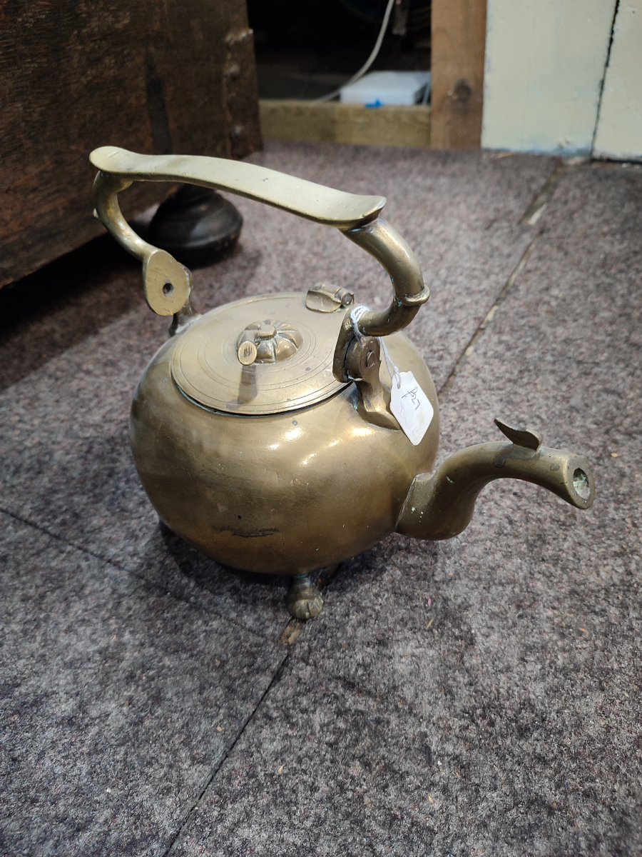 Discover our collection of Brass Victorian Kettles! Handcrafted to perfection, ideal for any vintage decor. Spice up your home today with this timeless piece.