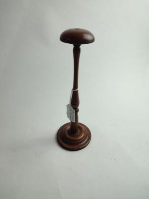 Explore our collection of authentic Victorian wig stands. Stand featured has a height of 29cm. Buy now and add a vintage elegance to your home!