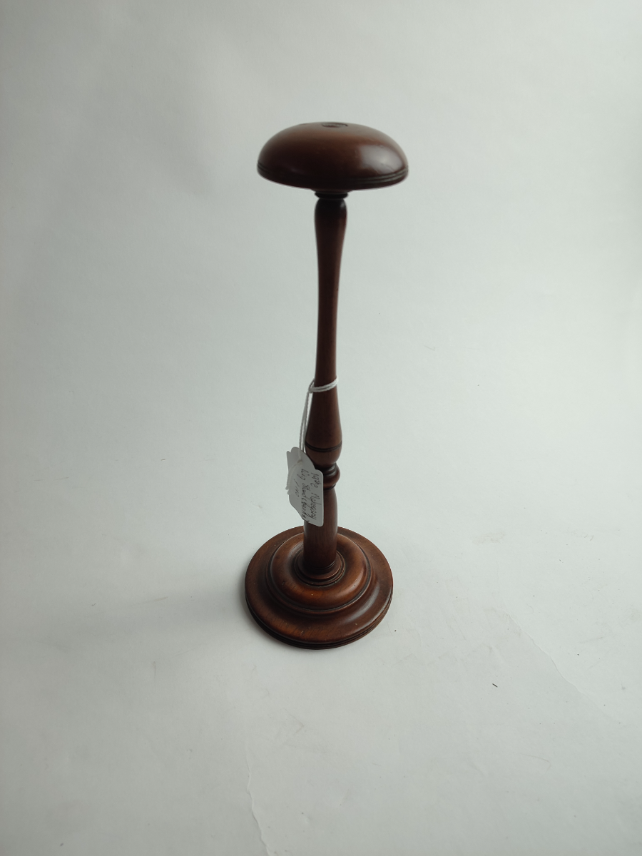 Explore our collection of authentic Victorian wig stands. Stand featured has a height of 29cm. Buy now and add a vintage elegance to your home!