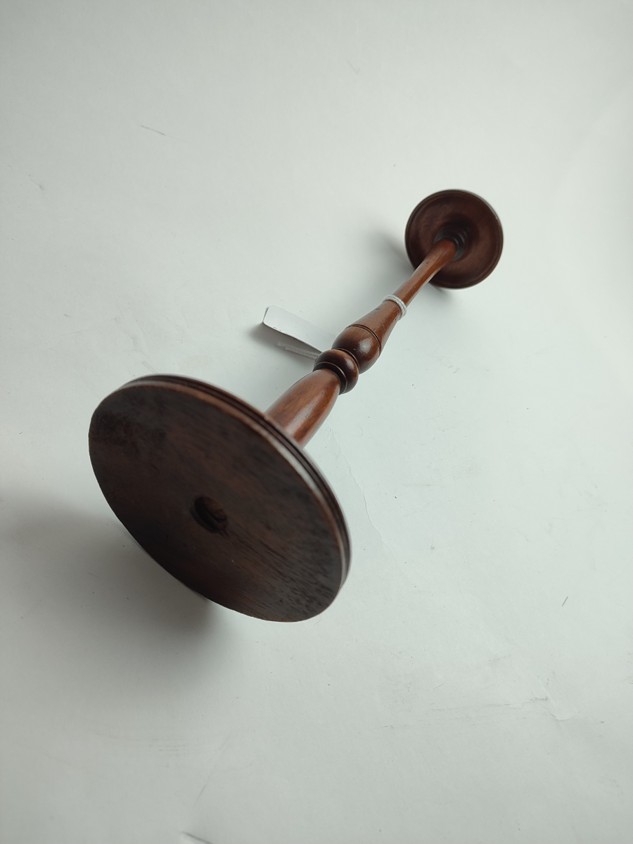 Explore our collection of authentic Victorian wig stands. Stand featured has a height of 29cm. Buy now and add a vintage elegance to your home!