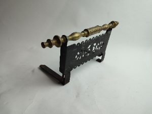 Discover our range of authentic Victorian brass-handled cast iron trivets. Robust and beautifully designed, they're perfect for your home. Shop now for fast shipping!