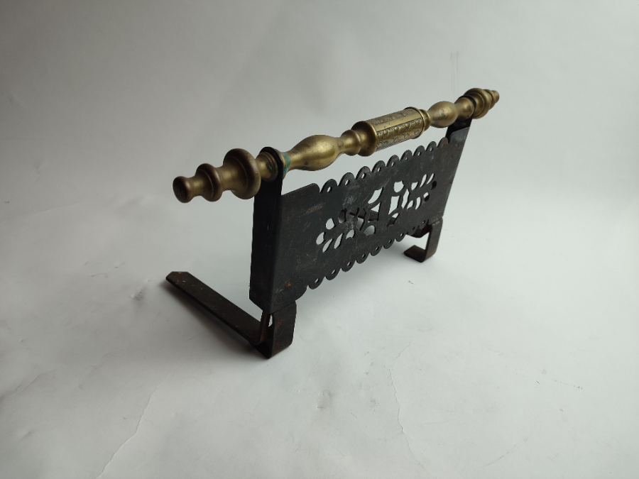 Discover our range of authentic Victorian brass-handled cast iron trivets. Robust and beautifully designed, they're perfect for your home. Shop now for fast shipping!