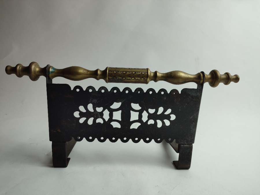 Discover our range of authentic Victorian brass-handled cast iron trivets. Robust and beautifully designed, they're perfect for your home. Shop now for fast shipping!