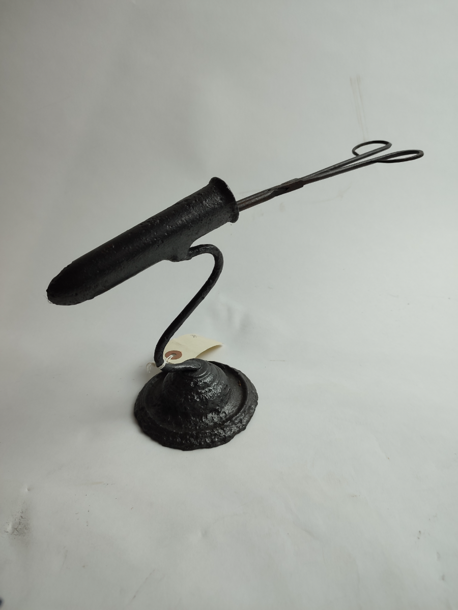 Experience crisp, perfect collars with our Victorian Gophering iron. Vintage style meets modern need. Shop today to upgrade your ironing game!