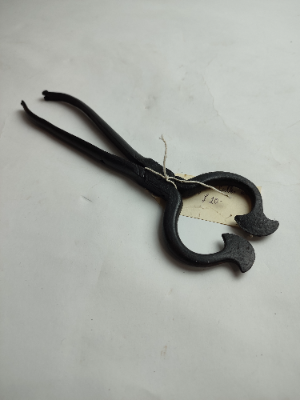 Discover our range of Victorian cast iron sugar cutters. Exceptional quality, historical charm. Shop now and enhance your vintage kitchenware collection. Don't miss out!