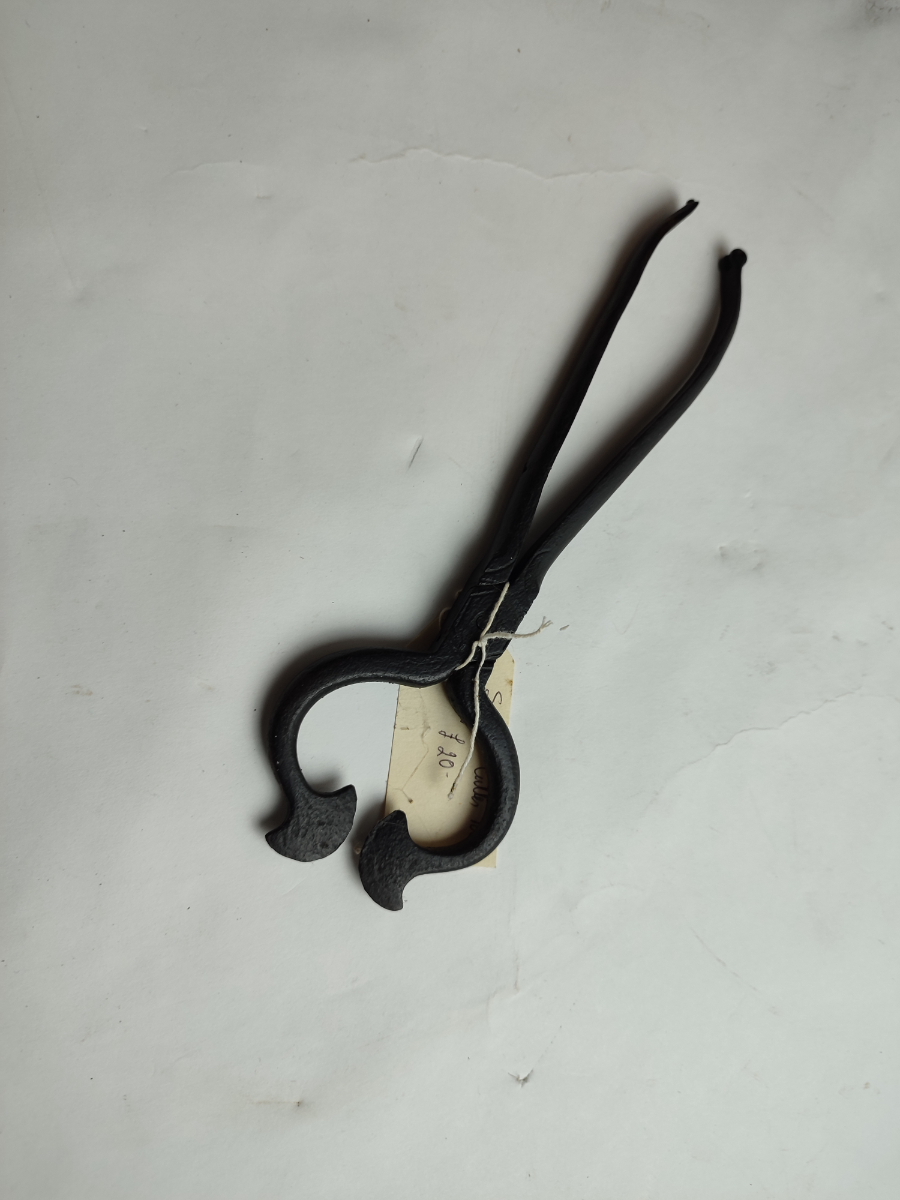 Discover our range of Victorian cast iron sugar cutters. Exceptional quality, historical charm. Shop now and enhance your vintage kitchenware collection. Don't miss out!