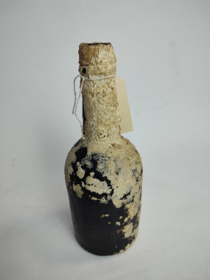 Discover our unique collection of excavated 19th century moulded glass bottles. Explore now and add a touch of history to your collection. Seductive finds await you!