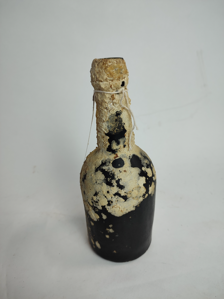 Discover our unique collection of excavated 19th century moulded glass bottles. Explore now and add a touch of history to your collection. Seductive finds await you!