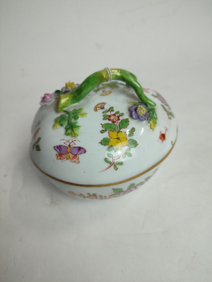 Discover our Dresden lidded bon bon dish in reasonable condition, with a unique character. Don't miss out, add antique charm to your collection today!