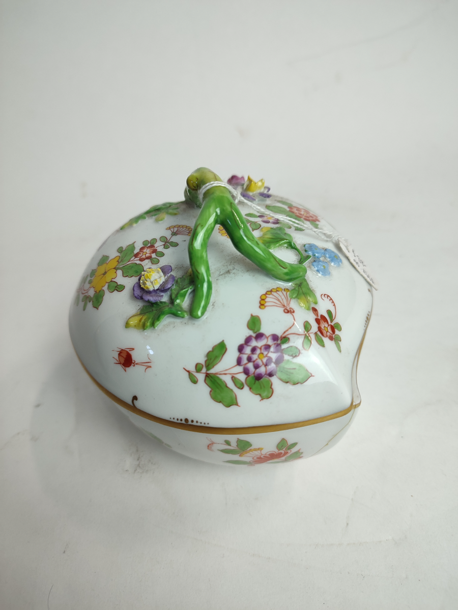 Discover our Dresden lidded bon bon dish in reasonable condition, with a unique character. Don't miss out, add antique charm to your collection today!