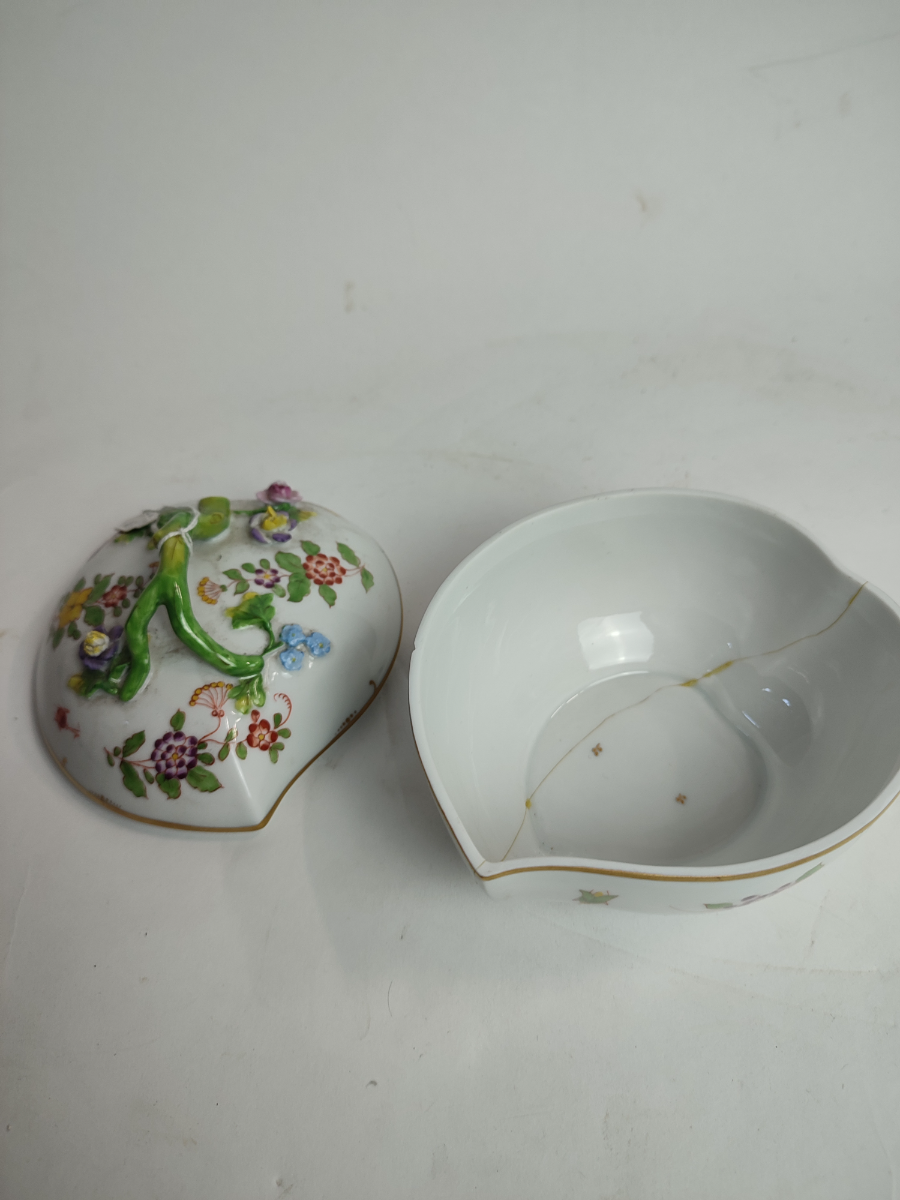 Discover our Dresden lidded bon bon dish in reasonable condition, with a unique character. Don't miss out, add antique charm to your collection today!