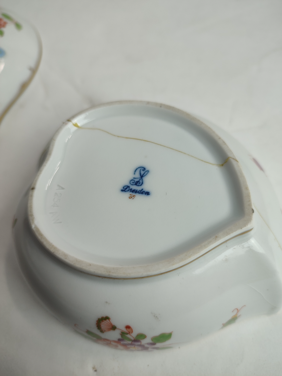 Discover our Dresden lidded bon bon dish in reasonable condition, with a unique character. Don't miss out, add antique charm to your collection today!