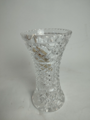 Discover our unique range of cut glass vases in excellent condition. This stunning piece stands at a height of 21cm. Shop now for your perfect centerpiece!